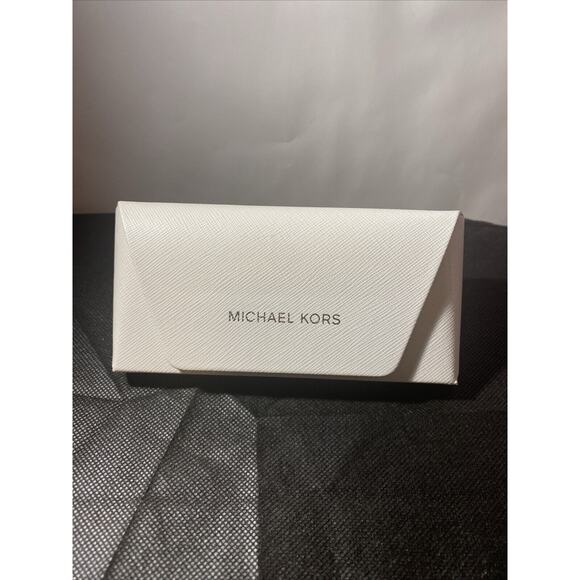 Michael Kors’s new white authentic glass case with cleaning towel - Picture 1 of 6